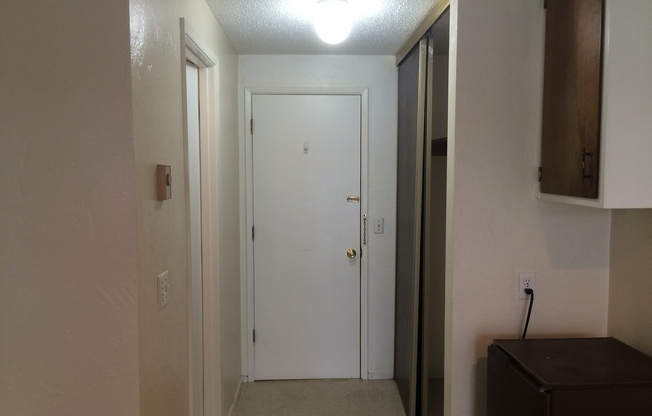 Studio, 1 bath, 300 sqft, $700, Unit 18