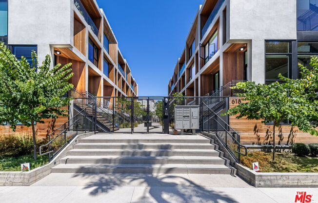 610 S VAN NESS AVE