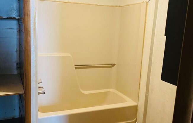 3 beds, 1 bath, $725