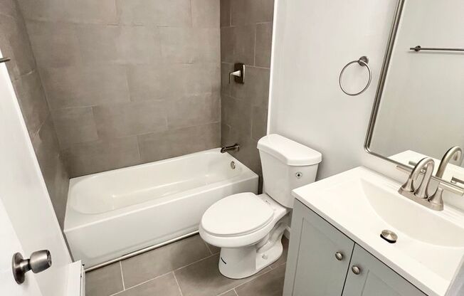 2 beds, 1 bath, $1,515, Unit 451 Frizzell Avenue Unit D R