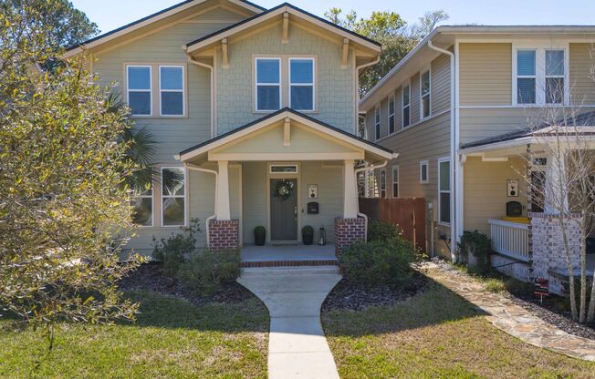Heart of the Historic District but Newer Built!