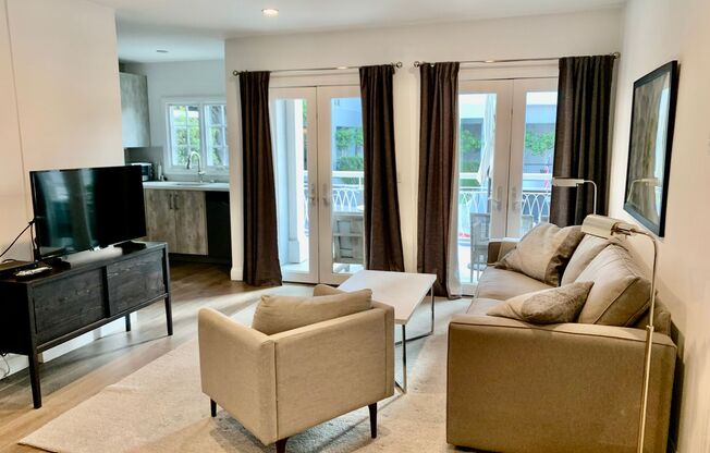 1105 Alta Loma Rd