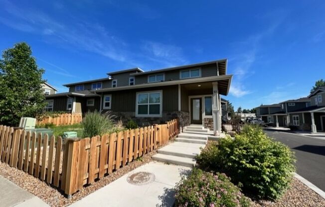 Stylish 3 Bedroom Duplex with Scenic Views and Modern Amenities: Your Perfect Redmond Retreat