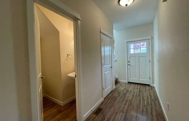 4Bd/3Ba Traditional Hillsboro Home in the Brookwood Neighborhood ~ Close to Nike ~ 2 Car Garage, Washer/Dryer Included!!!