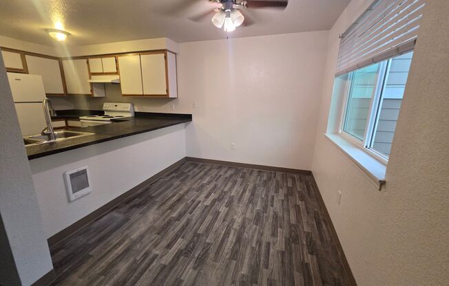 2 beds, 1 bath, 875 sqft, $1,295, Unit 127-75