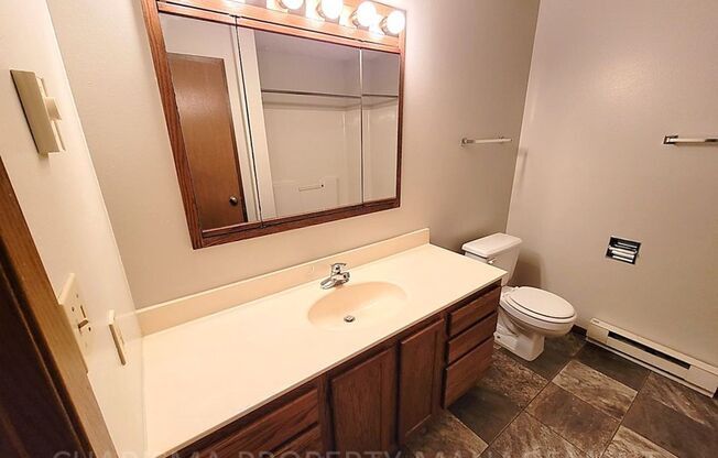 1 bed, 1 bath, 650 sqft, $849, Unit 1020 Southland Lane #06