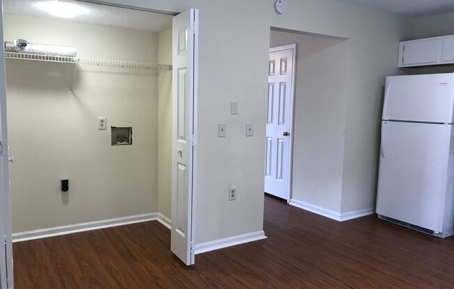 2 beds, 1.5 baths, $1,300, Unit 106