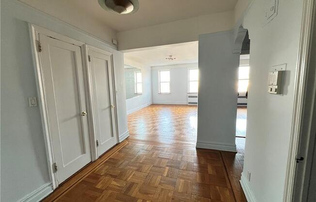 1 bed, 1 bath, 1,000 sqft, $2,200, Unit 4L