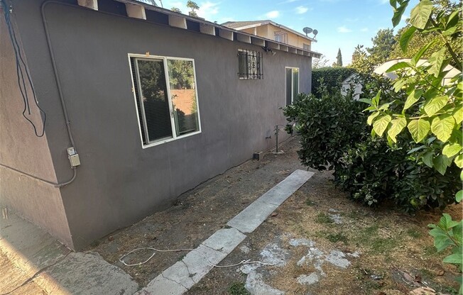 3 beds, 1 bath, 950 sqft, $3,300