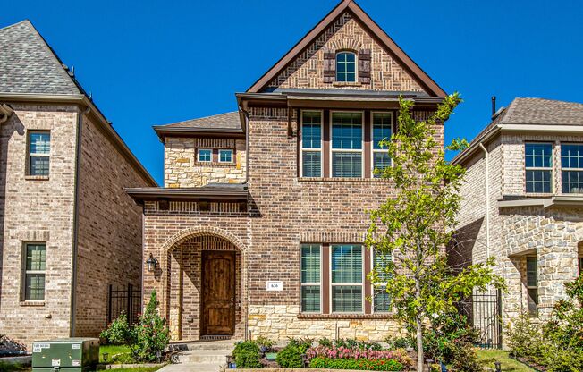 636 COURTYARD LN