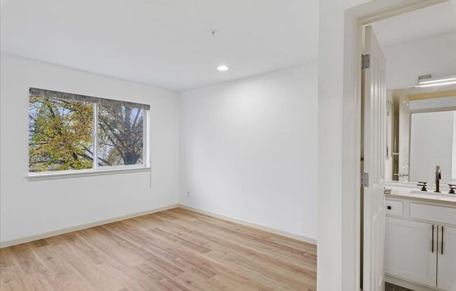 Prime Maple Leaf Bright 2-Bed 2-Bath Corner Condo