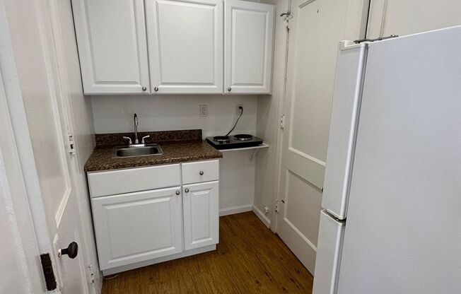 Studio, 1 bath, 295 sqft, $835, Unit Old King Edward 351