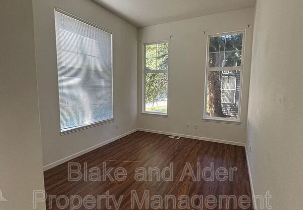 1079 NE CREEKSEDGE DR