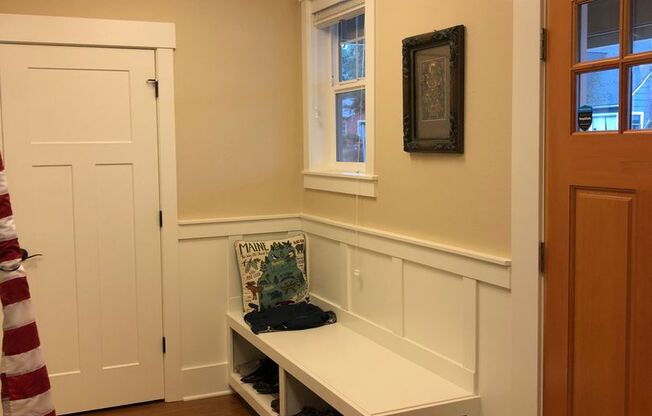 Gorgeous, modern craftsman 3+ bedroom, 3 ba home