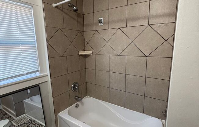 3 beds, 1 bath, 900 sqft, $1,020, Unit #6