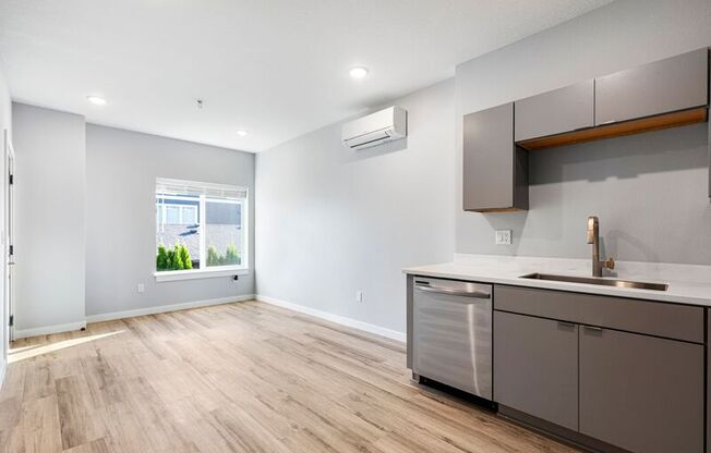 7150 N GREENWICH AVE