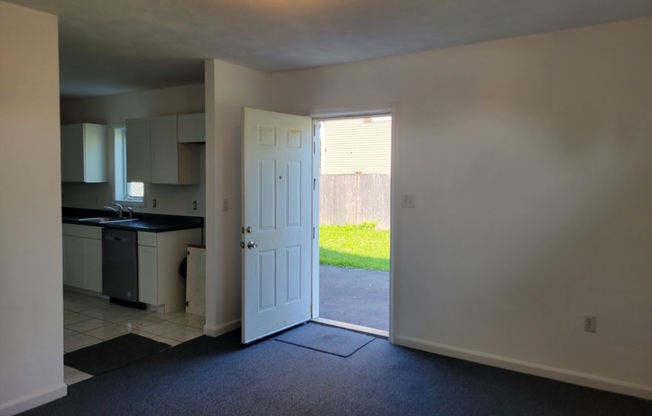 2 beds, 1 bath, 800 sqft, $2,200, Unit 2