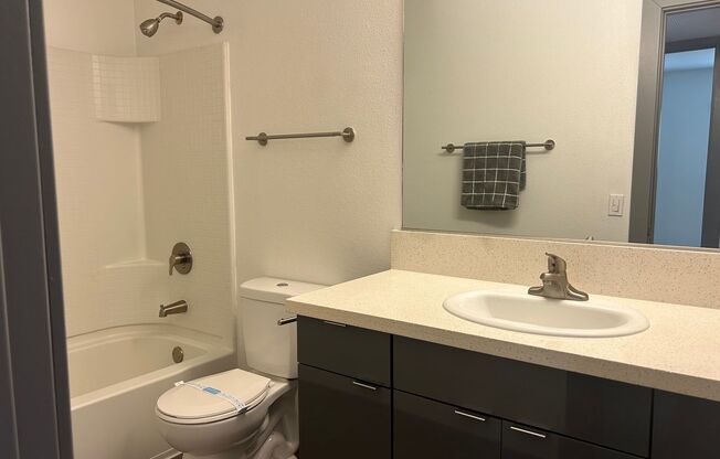 2 beds, 1 bath, 920 sqft, $2,910, Unit A072