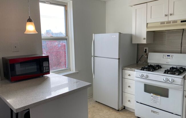 2 beds, 1 bath, $1,540, Unit 648 N 33rd St B - Whole Unit