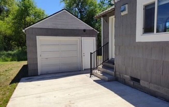 Adorable 2 Bedroom 1 Bath Single Story House with a Garage