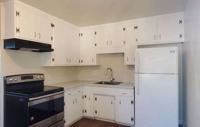 2 beds, 1 bath, $2,495, Unit 4