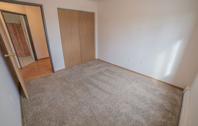 3 beds, 1 bath, 1,070 sqft, $995, Unit 1414-102