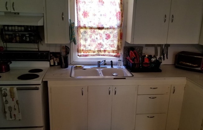 2 beds, 1 bath, $1,895