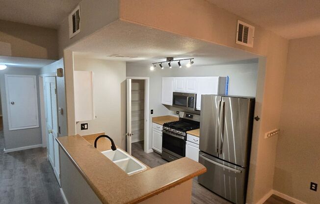 3 beds, 2 baths, $1,699, Unit # 1084