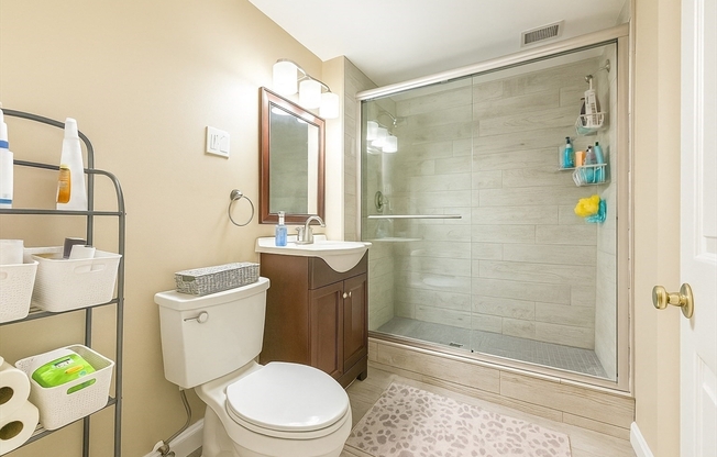 3 beds, 1 bath, 1,017 sqft, $5,800, Unit 301