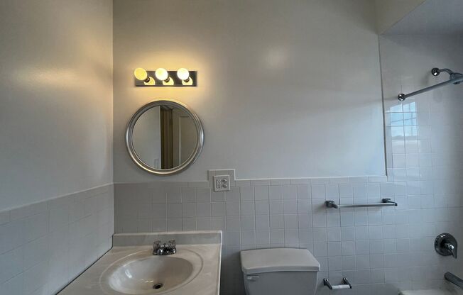 2 beds, 1 bath, 1,245 sqft, $2,000, Unit Old King Edward 58