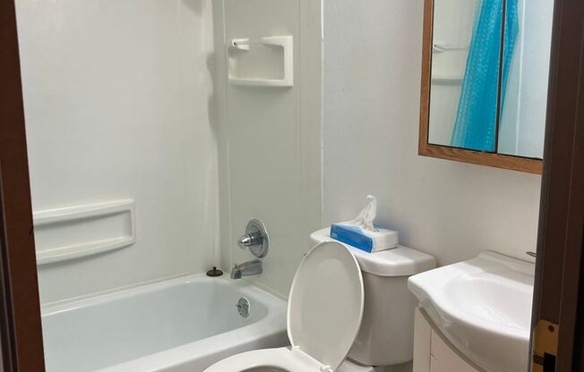 2 beds, 1 bath, $750, Unit 13