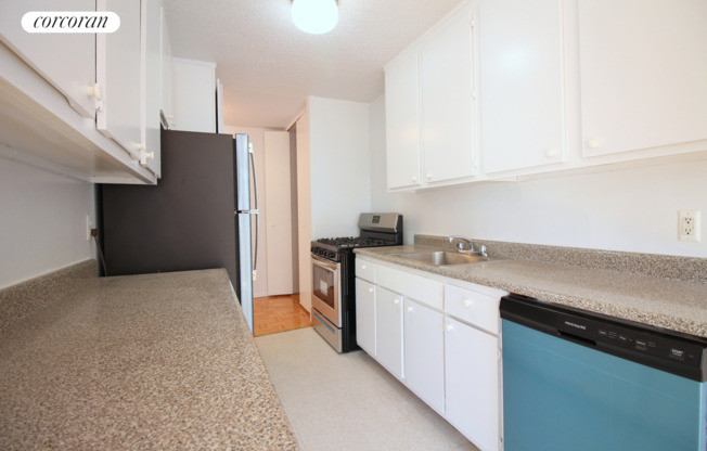 3 beds, 1.5 baths, $7,600, Unit 18G