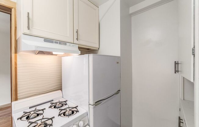 1 bed, 1 bath, $1,700, Unit B