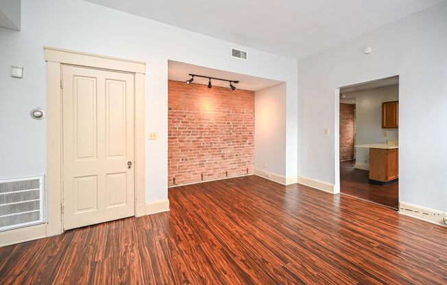 2 beds, 1 bath, $1,495, Unit 32 2