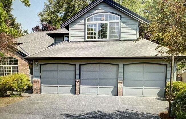 Beautiful 4-bed, 3-bath + 1 office house in Kirkland for rent!