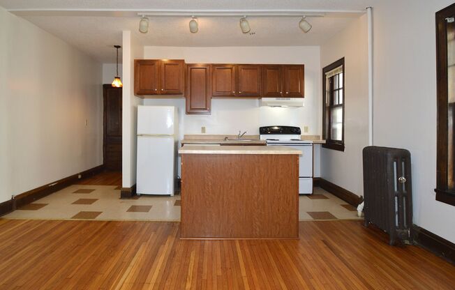 1 bed, 1 bath, 420 sqft, $940, Unit 7 - 24