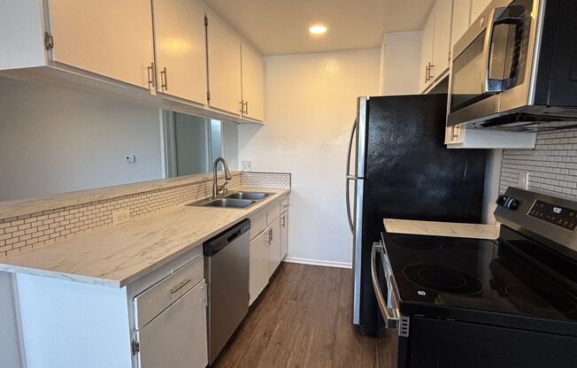 2 beds, 2 baths, 900 sqft, $1,948, Unit 320