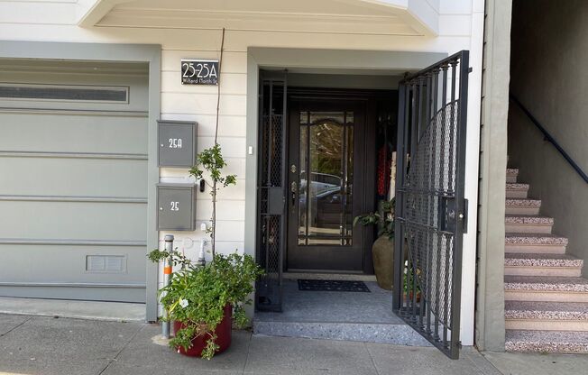 Epic REA- Serene 2 BR/1 BA Flat w/Private Deck & Yard in Lone Mountain