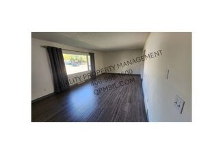 3 beds, 1.5 baths, $1,600, Unit 1904