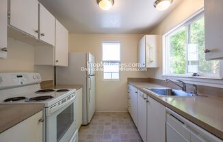 Two Bedroom Apartment In Highly Sought Multnomah Village! DEPOSIT SPECIAL