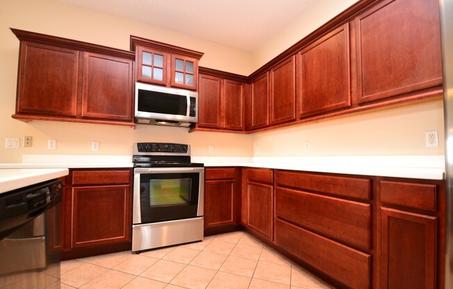 4 BR Lakefront & Pool Home