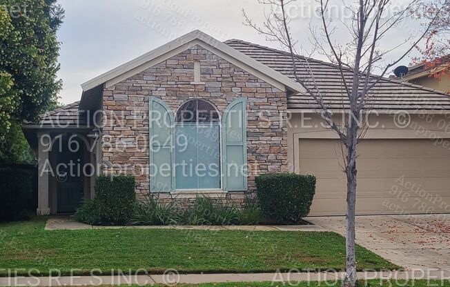 Roseville (Highland Park) 3 Bed Plus Den/Office, 2 Bath - 2 000+sqft, 2Car- Single Story - Gardener Included!