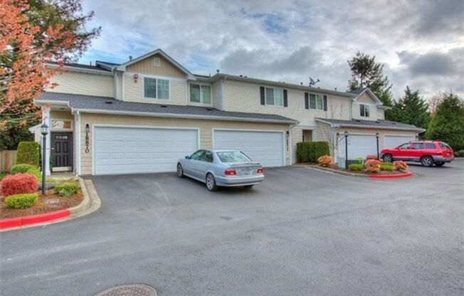 Contemporary Town home in Renton