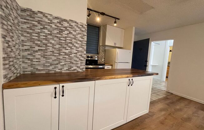 Ideal for students or faculty - 1 Bed 1 Bath across UH at University Court - Utilities Included.