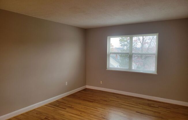 2 beds, 1 bath, $1,900, Unit (#31)