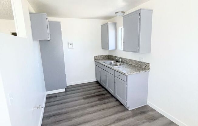 2bd/1ba with parking! Adjacent to Lawndale, Inglewood, and 15 min drive to DTLA