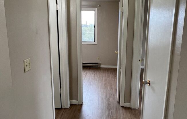 2 beds, 1 bath, $995, Unit Unit #7