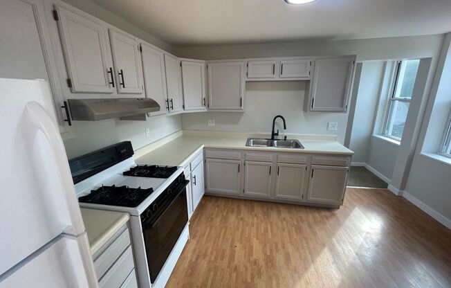 155 Kendall Ave - (06122)