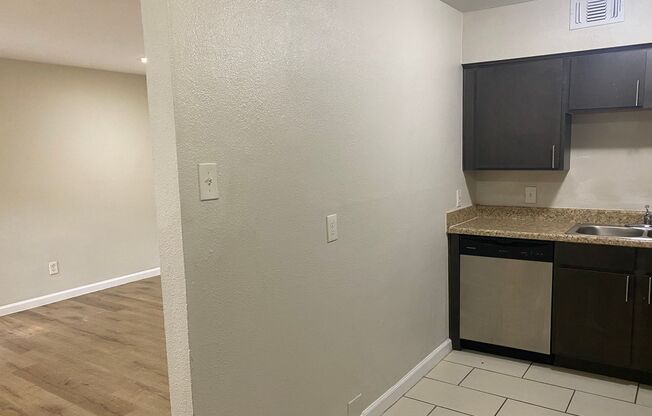 1 bed, 1 bath, 600 sqft, $975, Unit 112