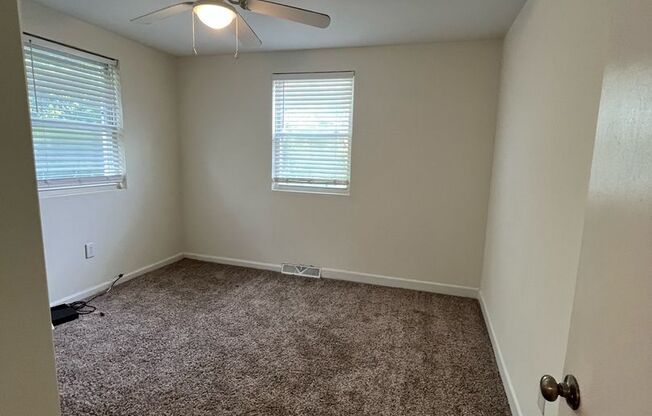 2 beds, 1 bath, 800 sqft, $900, Unit B